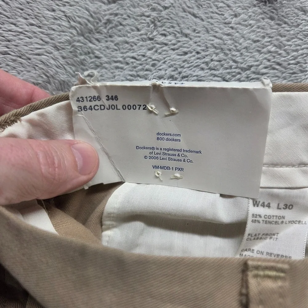 Dockers Pants Mens 44X30 Beige Chinos Classic Fit Flat Front Straight Leg Preppy